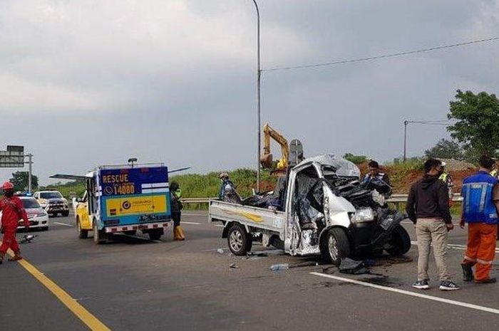 Kondisi mobil pikap yang menabrak mobil boks di KM 75.800 A Tol Cipularang, Rabu (29/4/2020). 