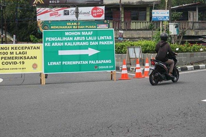 PENUTUPAN JALAN ALTERNATIF MASUK DIY. Warga melintas di dekat jalan alternatif yang ditutup di Tempel, Sleman, Daerah Istimewa Yogyakarta (DIY), Sabtu (25/4/2020).