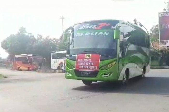 Puluhan bus dari Solo Raya dan Yogjakarta menggelar aksi dan konvoi bersama yang dibertajuk 'Manasin Bus' start dari Kecamatan Kartasura, Kamis (30/4/2020).