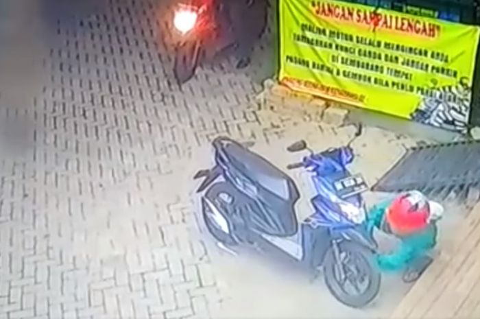 Pencurian Honda BeAT terjadi di depan Apotek K24 di Jalan Teuku Umar, Kota Bandar Lampung, Lampung, Selasa (28/04/2020).