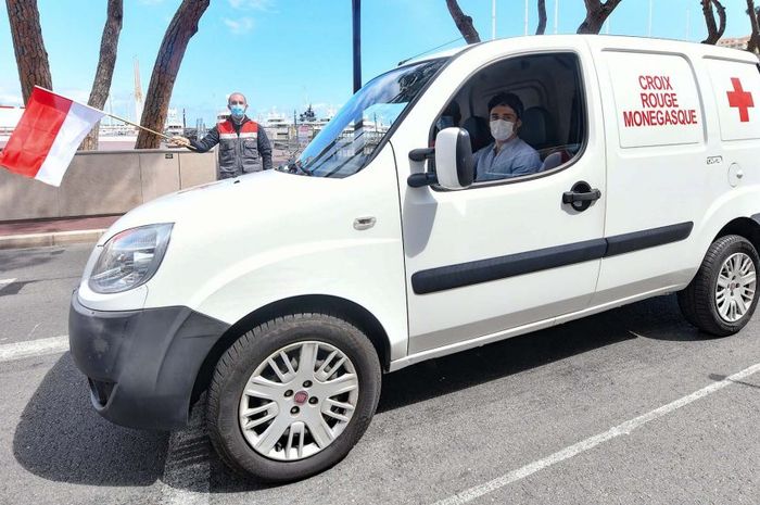 Charles Leclerc saat menjadi sopir ambulan dalam membagikan pangan kepada tuna wisma di Monte Carlo