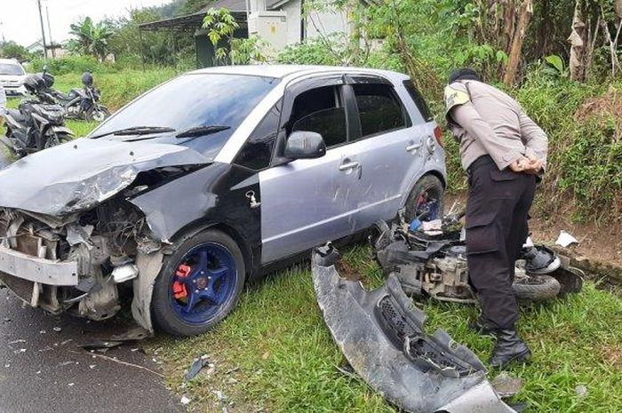 Suzuki SX-4 remuk di samping Honda Scoopy yang diterjang di Bangka Tengah 