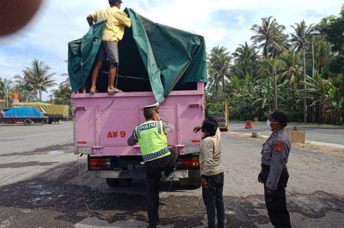 Antisipasi pemudik nakal dengan pemeriksaan terhadap truk bak tertutup, oleh Satlantas Polres Jembrana.