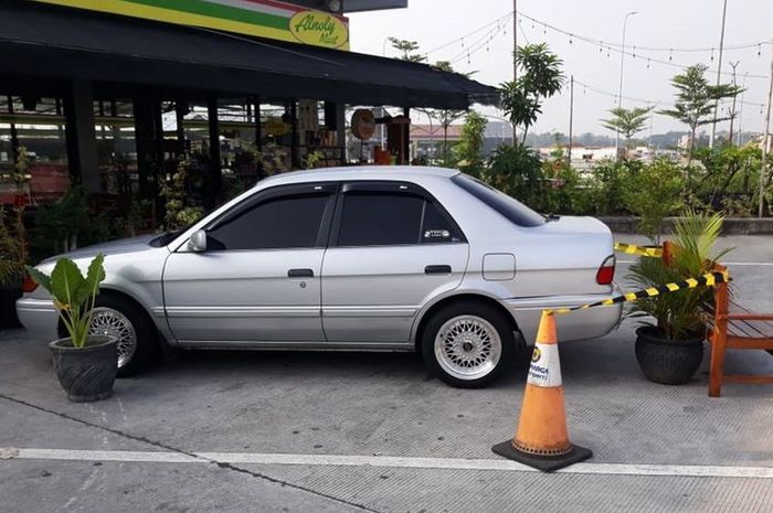 Toyota Soluna yang terparkir lebih dari 12 jam di Rest Area Tol Ngawi-Solo KM 575 A sejak Selasa (28/4/2020)