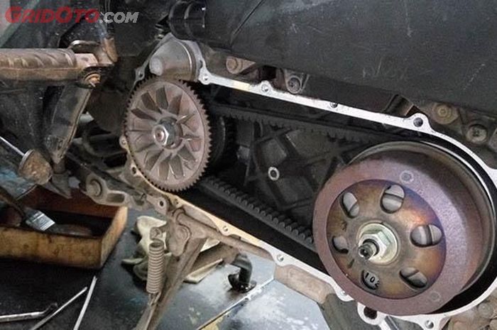 Tips servis CVT motor matic kali ini membahas soal pentingnya tidak asal saat membeli v-belt CVT.