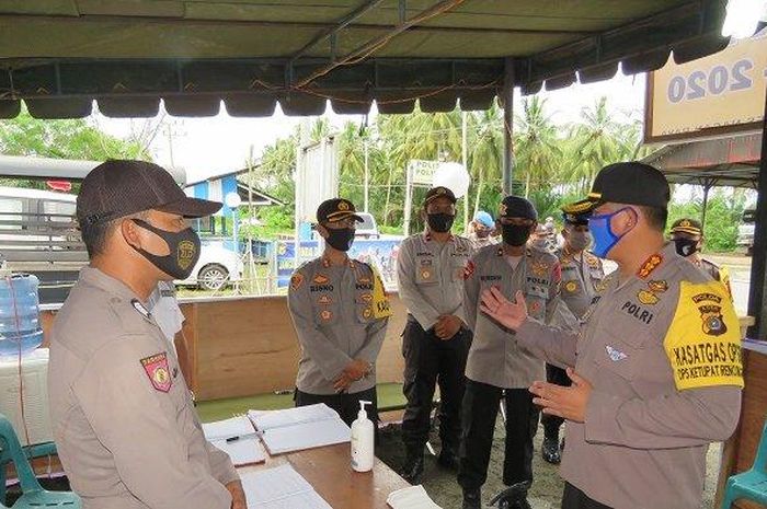 Dirlantas Polda Aceh, Kombes Pol Dicky Sondani melakukan peninjauan di beberapa posko di Nagan Raya dalam operasi ketupat rencong 2020