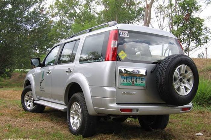 Ilustrasi. Bagian belakang Ford Everest gen 2