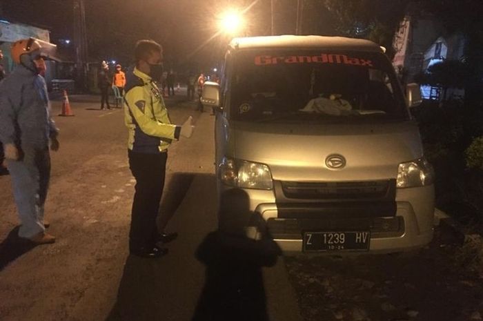 Daihatsu Gran Max yang mengangkut penumpang dari zona merah ke Tasikmalaya