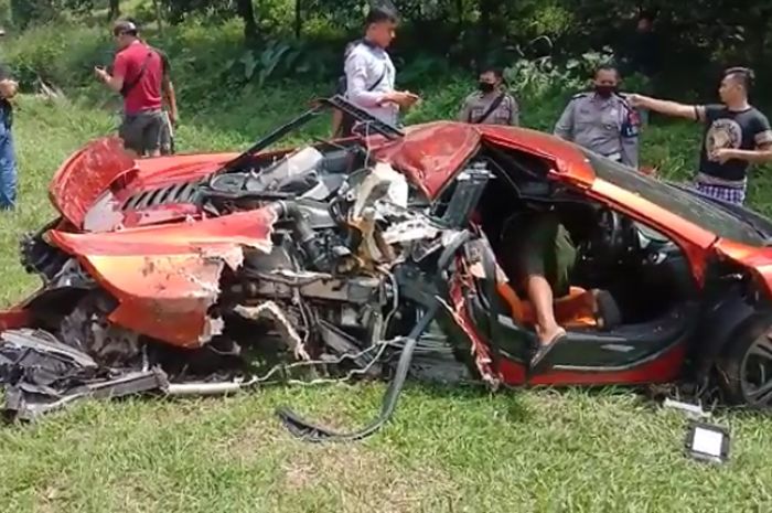 McLaren MP4 12C hancur berantakan di bahu jalan TOL Jagorawi siang ini (3/5/2020).
