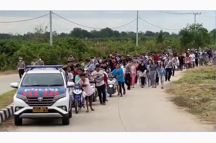 Ratusan remaja yang terlibat balap liar di Sangatta Timur, Kutai Timur dihukum mendorong motor