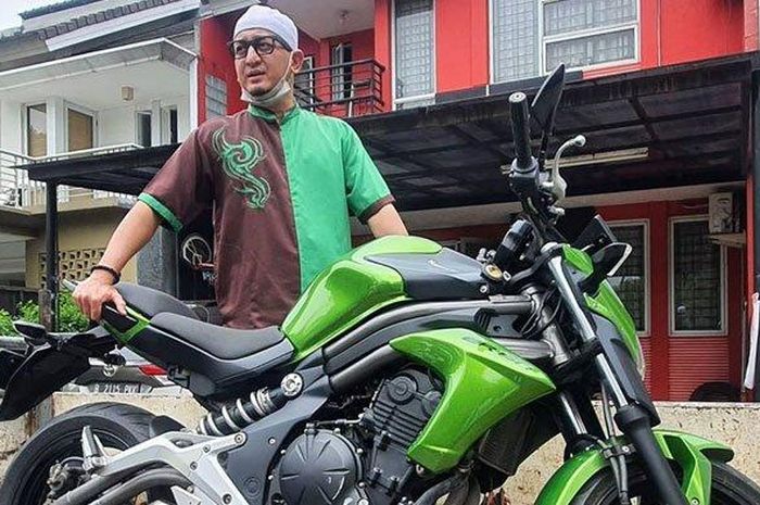 Sahabat mendiang Ustadz Jefry Al Buchory ( Uje ), Ustadz Zacky Mirza membeli motor Uje.  
