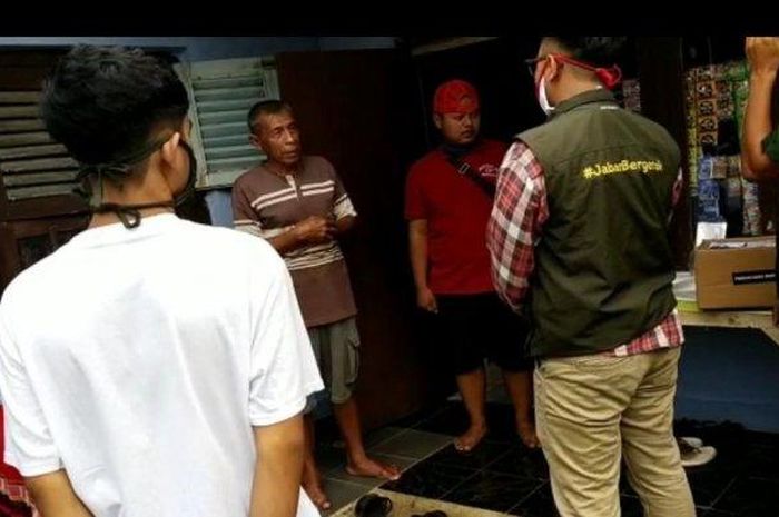 Komunitas Ridrink Vespa dan Jabar bergerak bagikan paket sempako untuk warga Ciampea, Bogor.