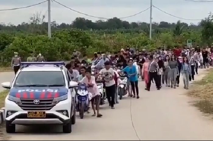 Para pelaku balap liar diduruh mendorong motor oleh polisi sejauh 7 km. Kejadian di daerah Sangatta, Kutai Timur, Kalimantan Timur.