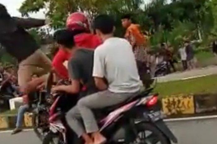 Tangkapan layar video viral di Facebook memperlihatkan seorang remaja dipukuli tiga rekannya yang diduga terjadi di Subulussalam