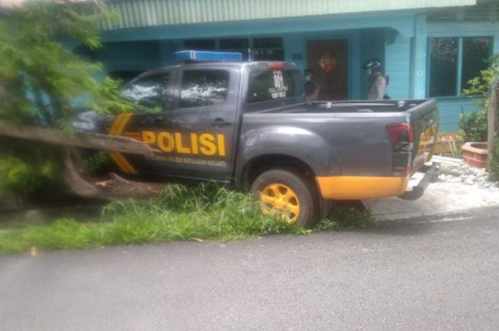 Mobil patroli Sabhara Polres Kepulauan Meranti, Riau, yang menabrak pagar rumah warga akibat hindari emak-emak bawa sepeda motor, Sabtu (2/5/2020).