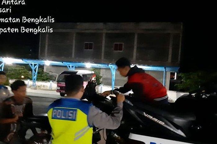 Satlantas Polres Bengkalis Riau membubarkan aksi konvoi pelajar untuk merayakan kelulusan di tengah situasi pandemi Covid-19