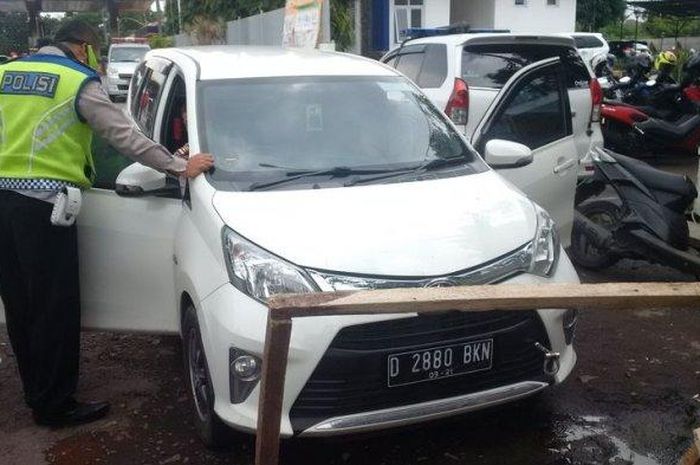 Mobil yang ditahan petugas karena menggunakan pelat nomor yang bukan aslinya demi mengecoh petugas. Ditangkap di cek poin Gerbang Tol Buahbatu, Sabtu (3/5/2020).