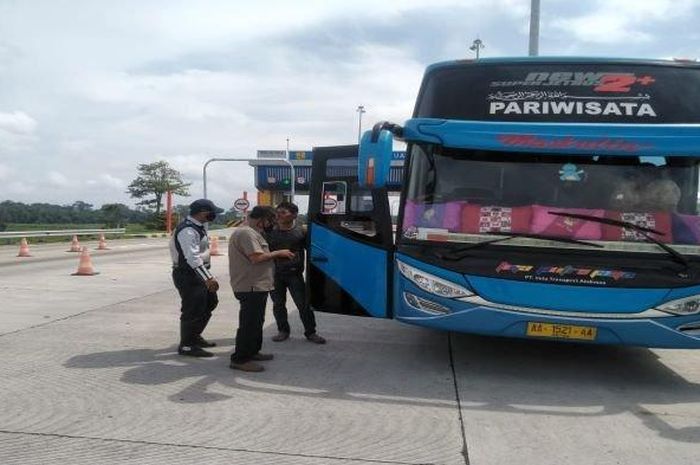 Pemutaran Bus AKAP di Gerbang Tol Celikah Kayuagung, Asal Jambi (Kuala Tungkal) tujuan Pati, Jawa Tengah, Sabtu (2/5/2020).