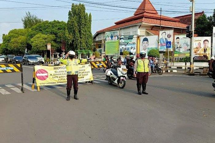 Petugas Satlantas Polres Tuban menutup Jalan Sunan Kalijaga dari barat ke timur, penutupan dilakukan di pos Patung Letda Sutjipto, Sabtu (2/5/2020).