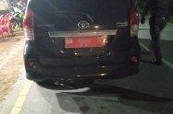 Toyota Avanza pelat merah yang pengemudinya menolak diperiksa petugas posko pemeriksaan Covid-19