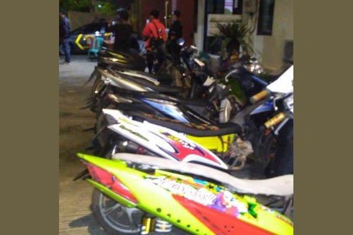 Sejumlah motor yang digunakan dalam aksi balap liar diamankan oleh polisi, Sabtu (02/05/2020) malam.