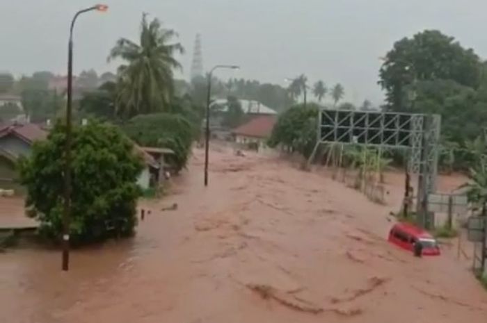 Banjir bandang menyerang jalan tol kawasan Cilegon, Banten.