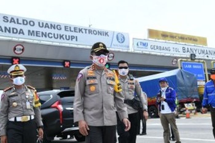 Kakorlantas Polri Irjen Pol Drs. Istiono, M.H saat berada di Gerbang Tol Kali Kangkung, Jawa Tengah, Minggu (03/05/2020).