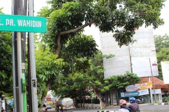 Jalan Dr Wahidin terpantau ramai lancar, mulai besok jalan ini ditutup 24 jam imbas dari kebijakan PKM Kota Semarang, Minggu (3/4/2020). 