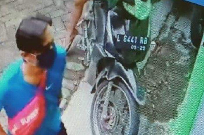 Tangkap layar video rekaman kamera CCTV yang menunjukkan aksi pencuri motor Honda Beat Pop di halaman kos di Jalan Raya Kebonsari, Jambangan, Surabaya, Minggu (3/5/2020).