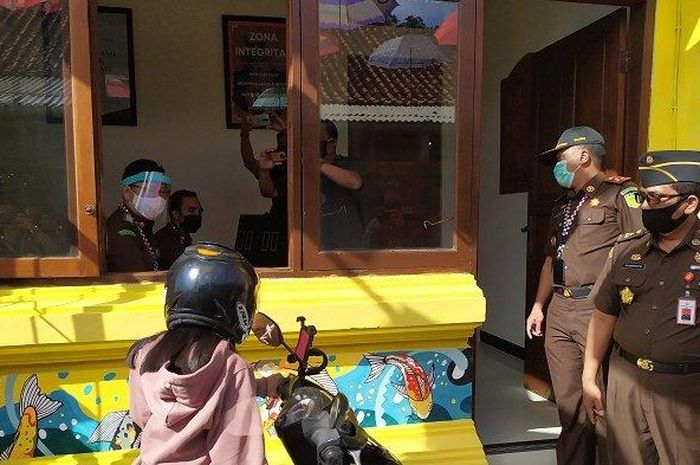 Penerapan sistem tilang drive thru di Kejari Denpasar, Senin (4/5/2020). 