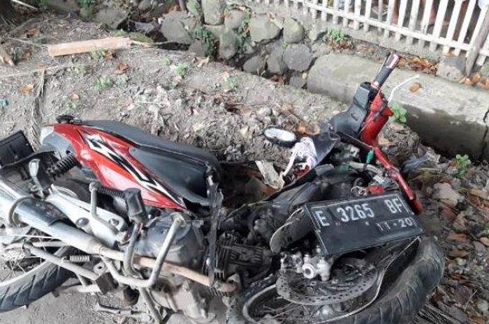 Suzuki Smash Titan hancur dengan kondisi parah dan pengendara tewas tersungkur di Jl Kalijaga kota Cirebon, Jawa Barat