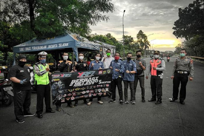 YRFI DKI Jakarta berbagi takjil, sembako dan masker di checkpoint PSBB