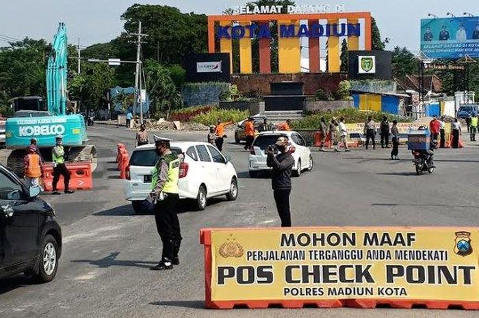 Pos Check Point di Perempatan Rejoagung, Kota Madiun