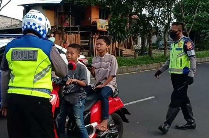 Petugas Polsek Cibeureum mencecgat dua bocah yang hendak menuju Jalan Letjen Mashudi Tasikmalaya, diduga hendak menonton balap liar