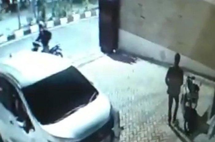 Cuplikan rekaman CCTV pencurian Honda Vario 125 di Semolowaru, Sukolilo, Surabaya, Jawa Timur
