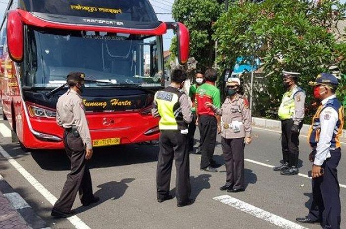 Bus Gunung Harta yang membawa pemudik saat dicegat aparat di Pos Sekat Uma Anyar atau di perbatasan Denpasar-Badung, Kamis (30/4/2020) siang