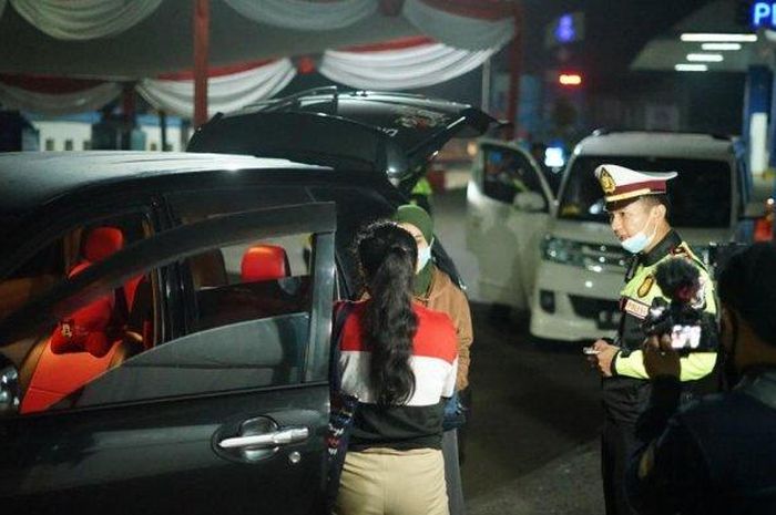 Sejumlah personil Satlantas Polres Sukabumi memeriksa beberapa pengemudi di Simpang Bagbagan sekitar pukul 03.00 WIB, pada Senin, (4/5/2020).