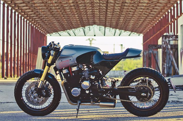 Honda CBX750 cafe racer garapan Plus 3 Motors