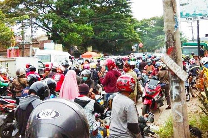 Hari Pertama PSBB Gowa diwarnai kemacetan yang cukup parah, lalu lintas berhenti total di Jembatan Kembar karena adanya pemeriksaan petugas.