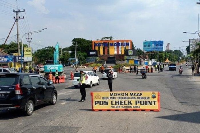 Petugas pos pemeriksaan covid-19 di kota Madiun