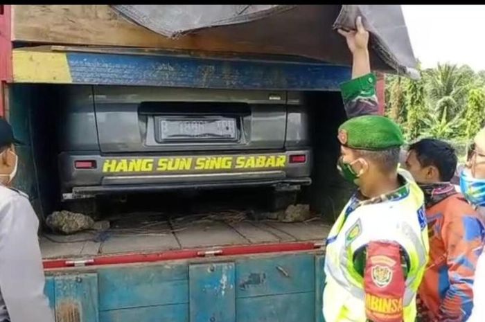 Petugas di Cek Poin Pelabuhan Merak menggagalkan aksi mudik sepasang suami istri yang menyembunyikan mobil pribadinya di atas truk, Minggu (03/05/2020)