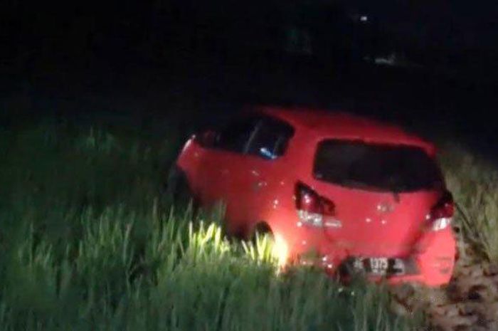 Toyota Ayla mengalami kecelakaan tunggal di Jalan Raya Ngawi-Padas, Desa Tungkulrejo, Kecamatan Padas, Kabupaten Ngawi, Minggu (03/05/2020) malam.