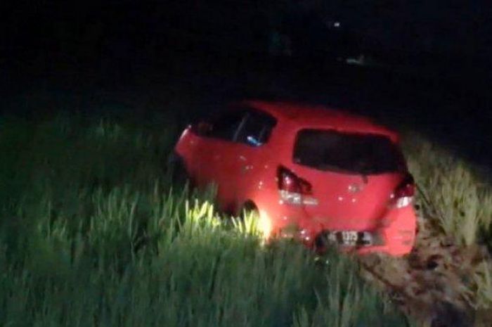 Daihatsu Ayla terbang dan tertancap ke sawah karena pengemudi wanita dalam pengaruh alkohol