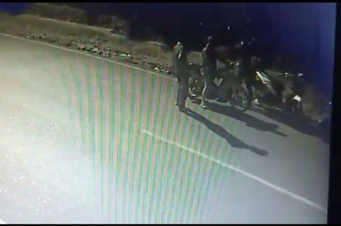 Tangkap layar rekaman CCTV saat pelaku beraksi. Kronologi 6 Remaja di Bandar Lampung Rampas Motor, Pakai Modus Ribut Mulut di Jalan. 