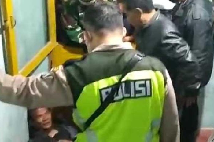 Pelaku curanmor saat diamankan oleh warga saat hendak mencuri sepeda motor di Jalan Zaenal Zakse II, Kel. Jodipan, Kec. Blimbing, Kota Malang, Senin (4/5/2020). 