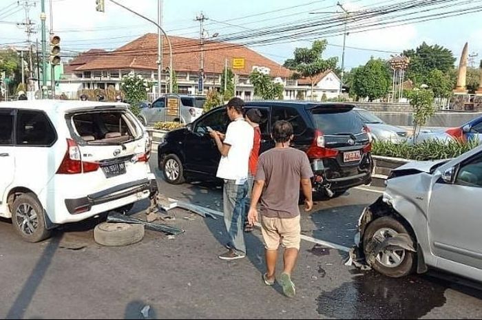 Kecelakaan beruntun lima mobil di depan alun-alun Sasono Langen Putra Sragen, Jawa Tengah
