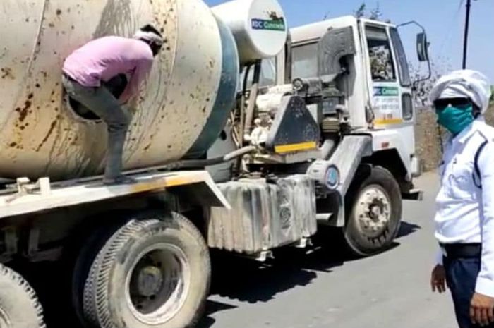 18 orang pekerja migran nekat bersembunyi di dalam truk molen untuk dapat kembali ke tempat asalnya