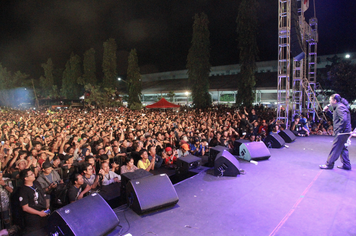 'The Godfather of Broken Heart' Didi Kempot saat tampil di ajang Kustomfest 2019.