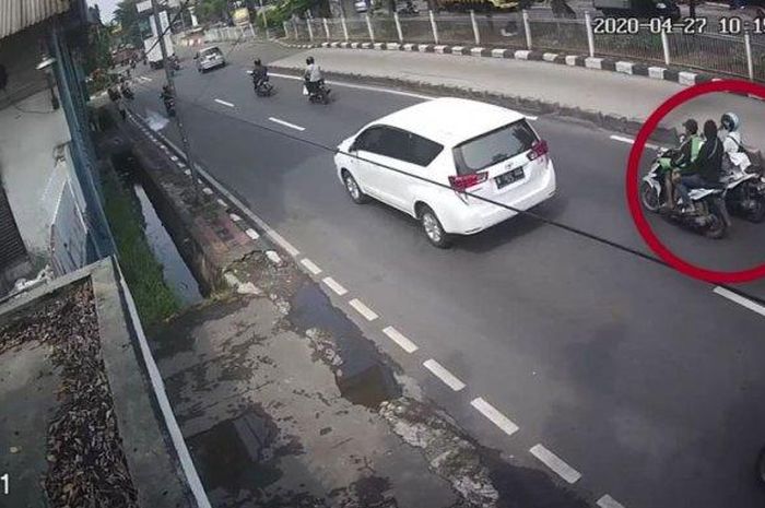 Kedua penjambret saat memepet motor korbannya di di Jalan Roa Malaka, Tambora, Jakarta Barat terekam CCTV.  