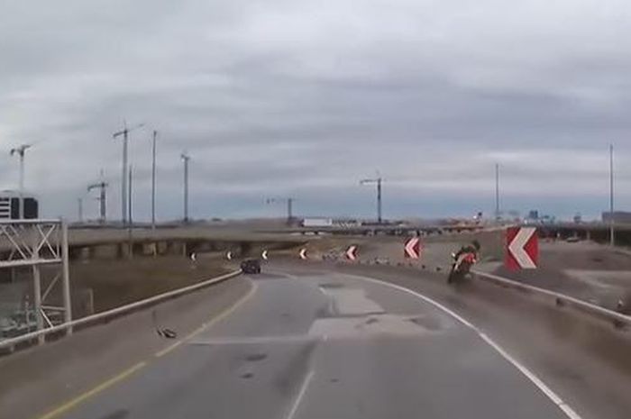 Ngeri! Pria Ini Tabrak Dinding Pembatas Jalan Hingga Terpental dari Flyover
